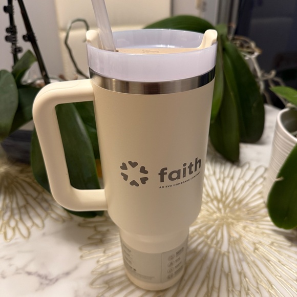 NEW STANLEY Quencher H2.0 Tumbler with Handle and Straw 40 oz | Cream - Picture 9 of 9